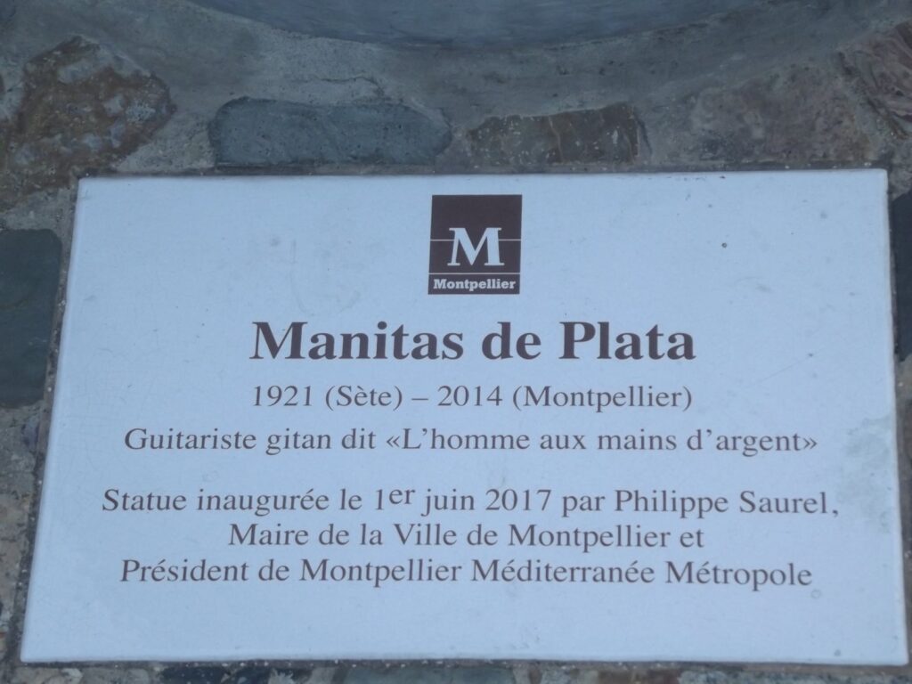 Stèle de la statue
Manitas de Plata
1921 (Sète) - 2014 (Montpellier)
Guitariste gitan dit "L'homme aux mains d'argent"
Statue inaugurée le 1er juin 2017 par Philippe Saurel, Maire de la Ville de Montpellier et Président de Montpellier Méditerranée Métropole