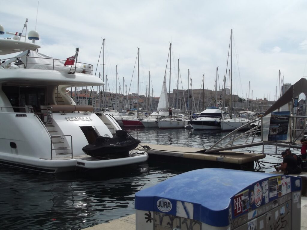 Sur les quais du vieux port, non loin de l'Hôtel de Ville, avec quelques bateaux de plaisance.