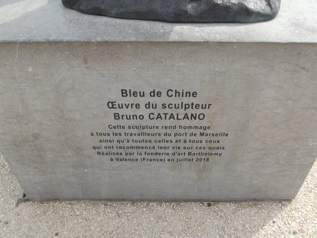 Bleu de Chine, œuvre du sculpteur Bruno CATALANO. Cette sculpture rend hommage à tous les travailleurs du port de Marseille ainsi qu'à toutes celles et à tous ceux qui ont recommencé leur vie sur ces quais. Réalisée par la fonderie d'art Barthélémy à Valence (France) en juillet 2018.