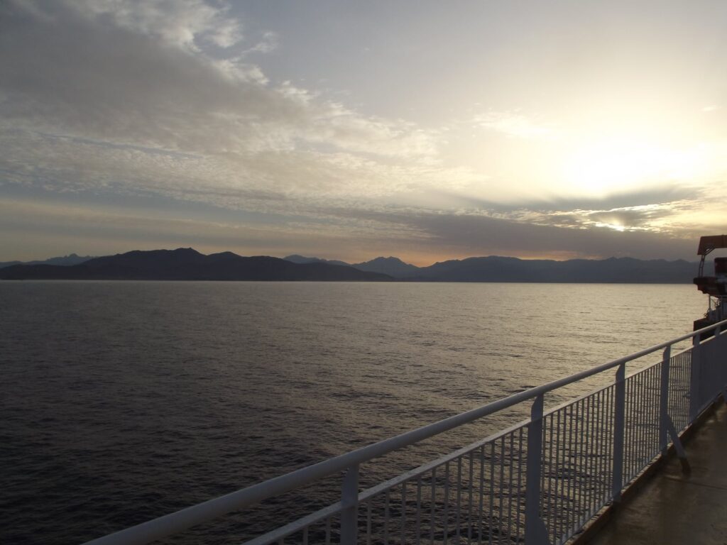 Vue de la Corse en approche d'Ajaccio, depuis A Nepita, bâbord.