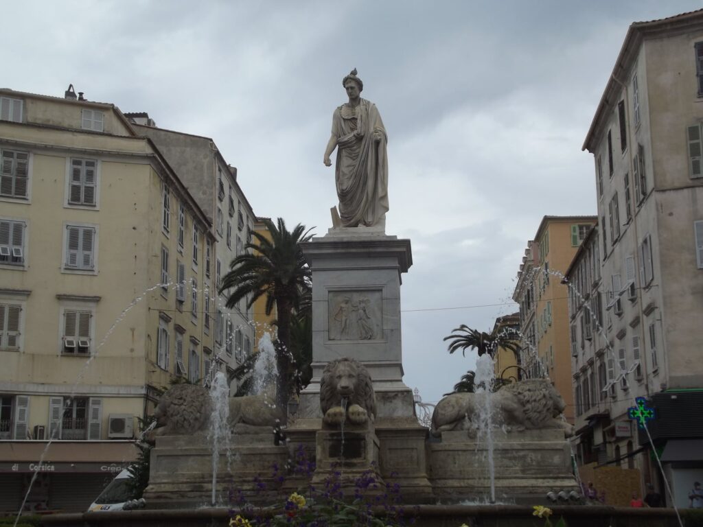 Fontaine avec statue de Napoléon 1er non loin de l'Hôtel de Ville