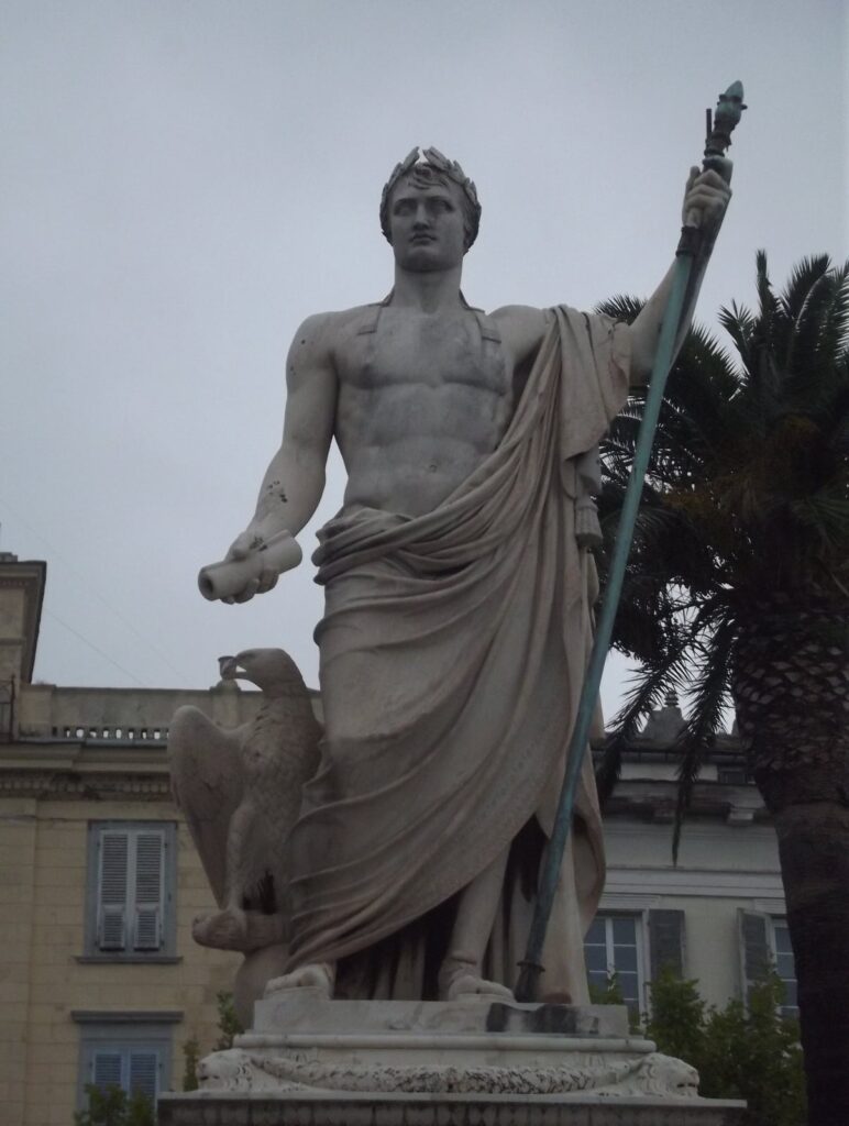La statue de Napoléon sur la Place Saint-Nicolas