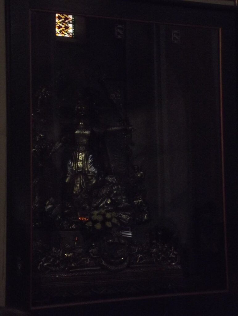 Image de la statue de Sainte Marie à l'intérieur de la cathédrale.