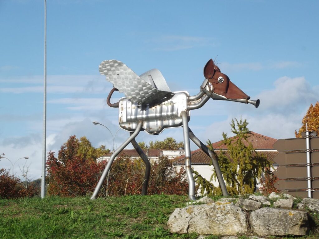 Sculpture constituée d'éléments de fer recyclés