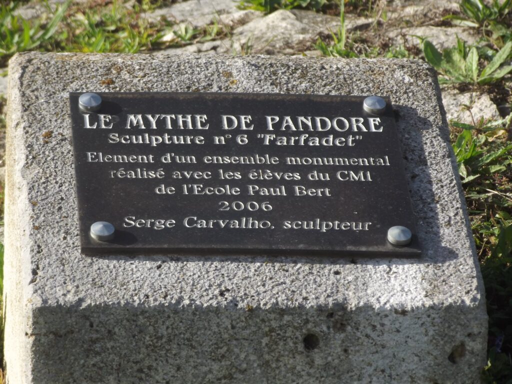 LE MYTHE DE PANDORE - Sculpture n°6 "Farfadet"
Élément d'un ensemble monumental réalisé avec les élèves du CM1 de l'École Paul Bert 2006
Serge Carvalho, sculpteur
