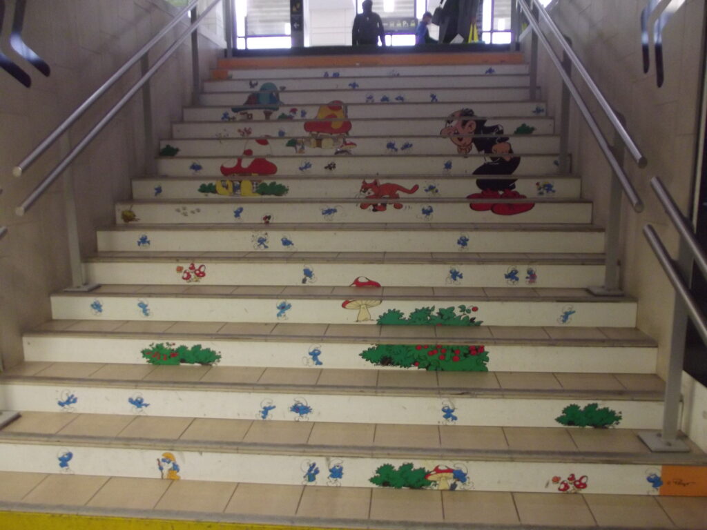 Décoration des marches d'escalier d'Angoulême à l'effigie des Schtroumpfs, et leurs ennemis Gargamel et Azraël.