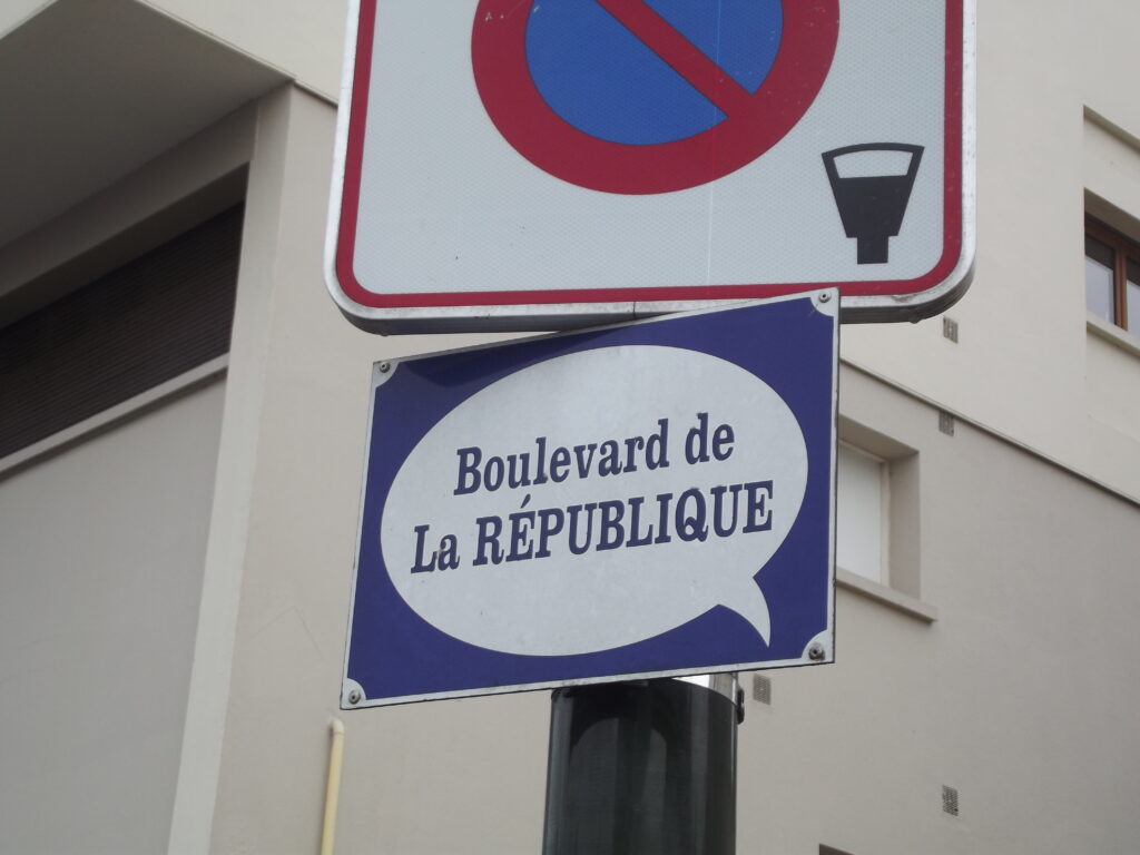 Plaque de rue en forme de bulle: boulevard de la République