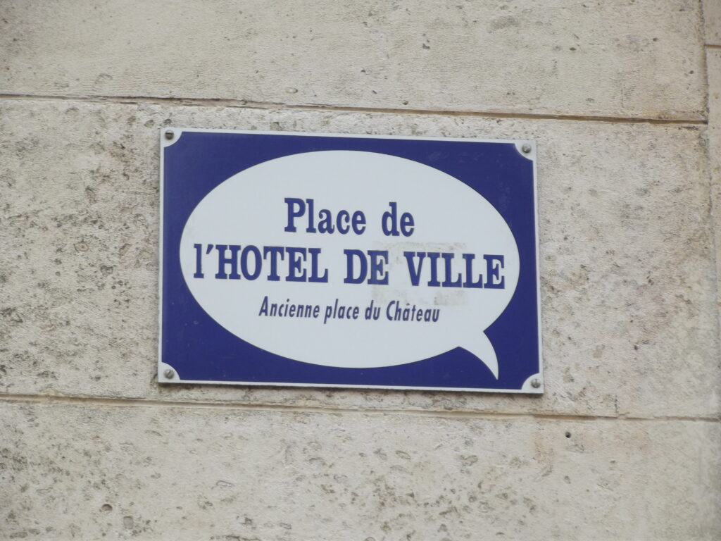 Plaque de rue en forme de bulle: place de l'Hôtel de Ville