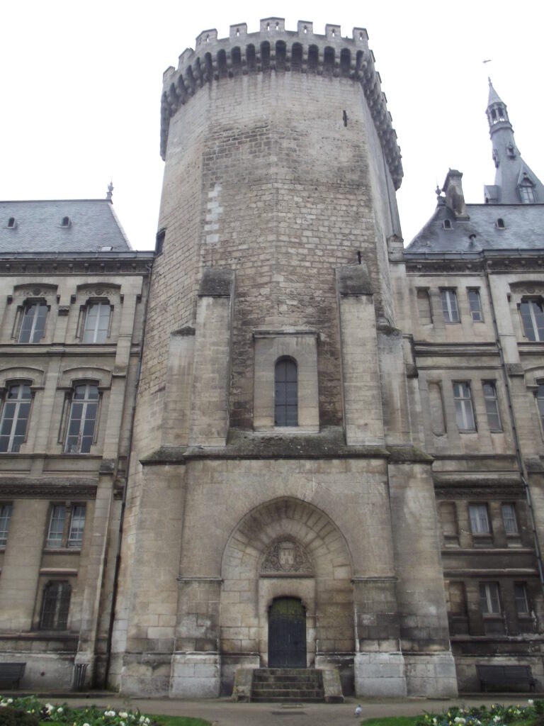Côté du bâtiment municipal, ancien vestige du château d'Angoulême