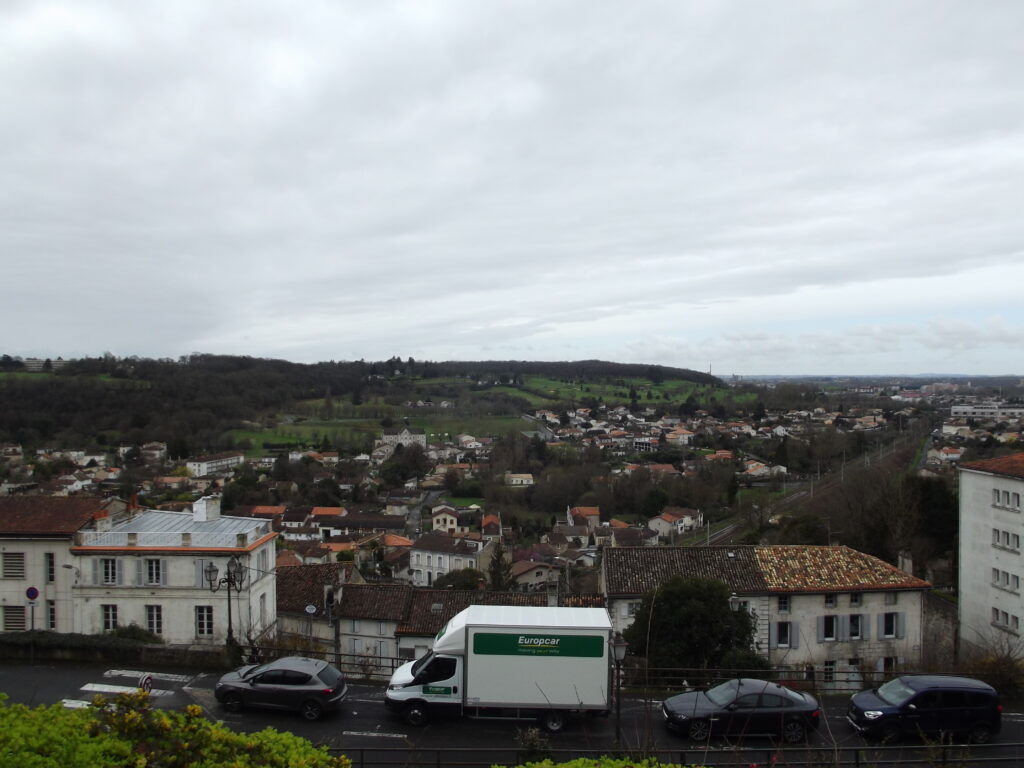 Vers le sud de la colline, avec la voie ferrée