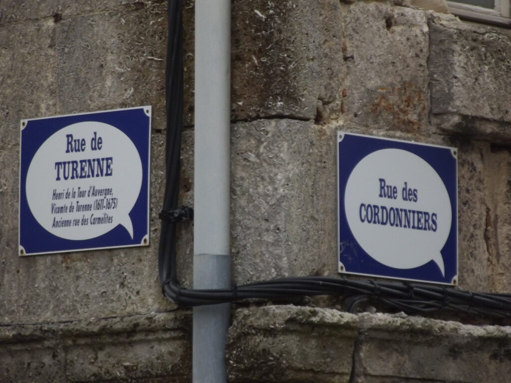 Plaques de rue en forme de bulle: rue de Turenne et rue des Cordonniers