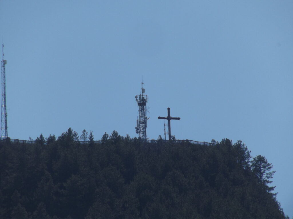 Croix de Saint-Privat sur les hauteurs du mont Mimat, près d'un relais de télédiffusion.
