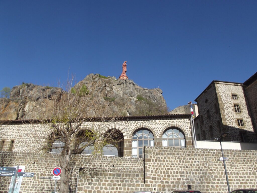 Le Rocher et sa statue, depuis les bâtiments préfectoraux