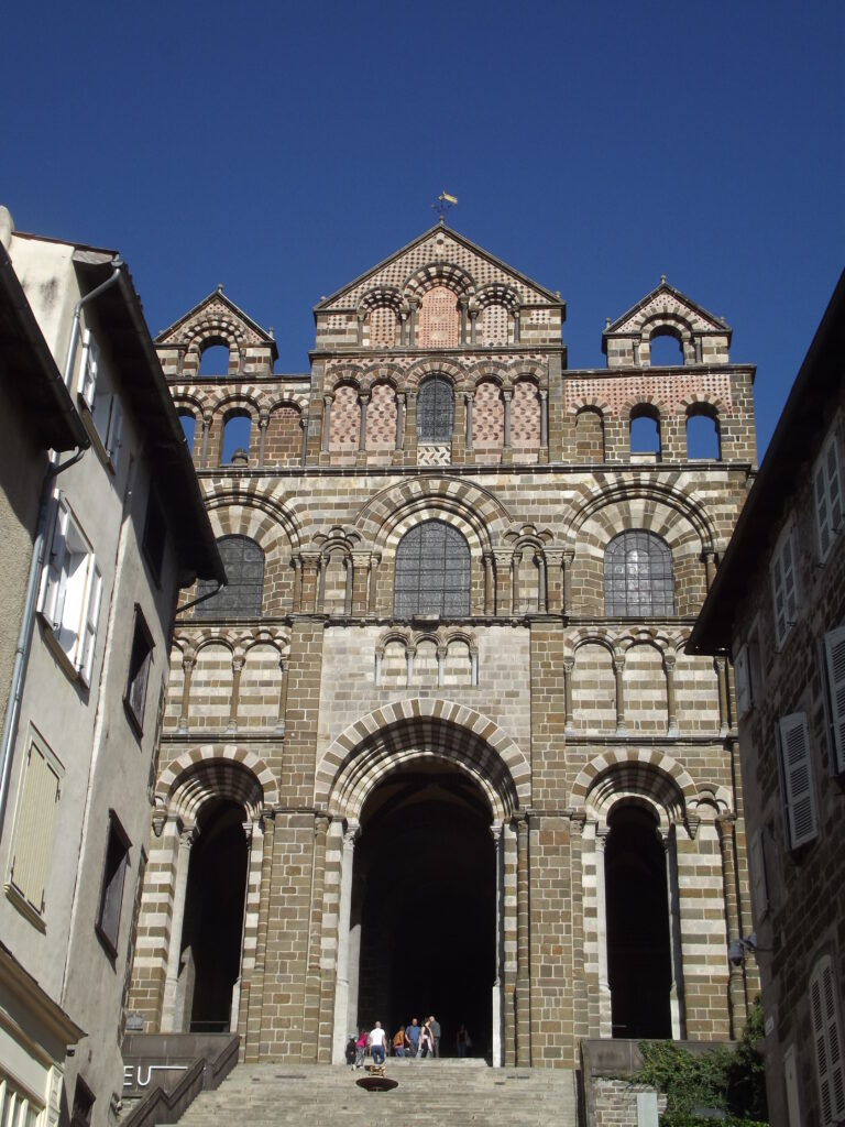 Façade de la cathédrale Notre-Dame de l'Annonciation du Puy-en-Velay