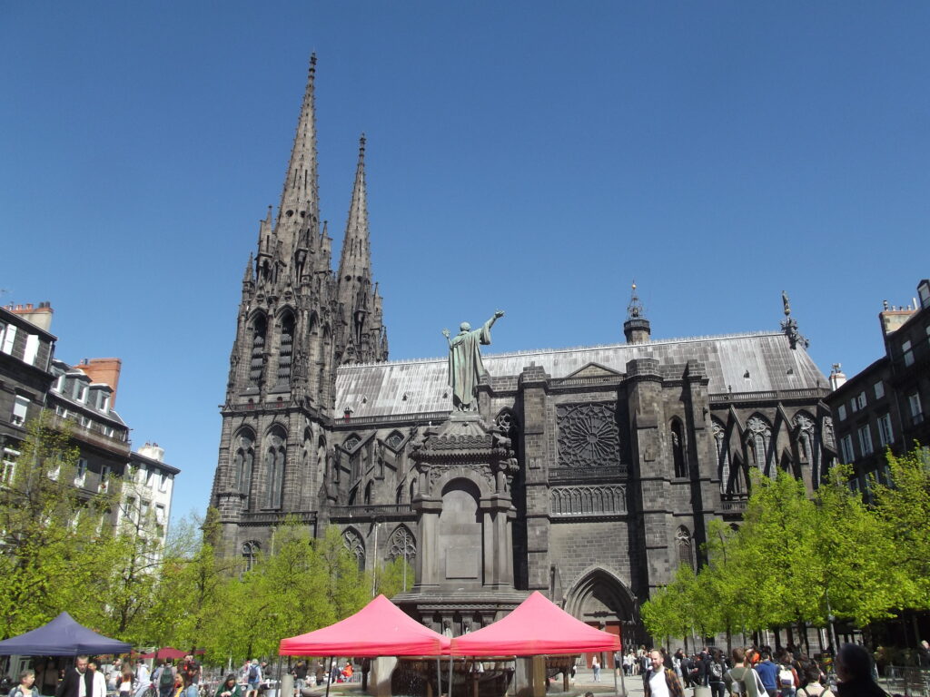 La Cathédrale depuis la Place de la Victoire