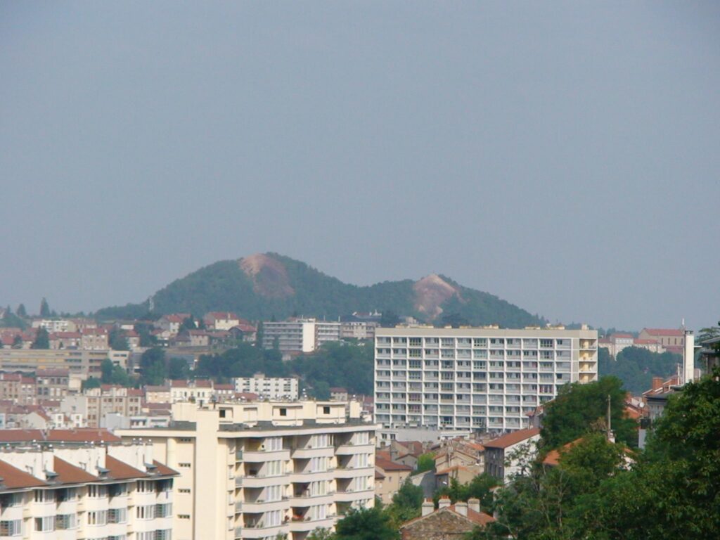 Les terrils de Saint-Étienne en arrière-plan
