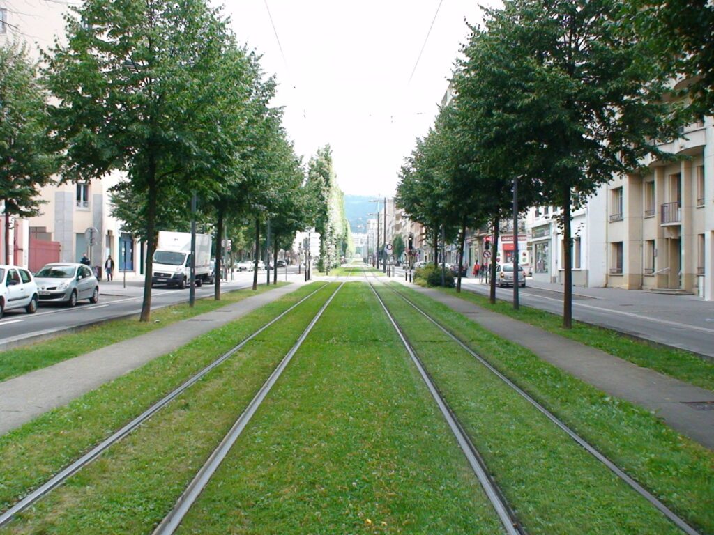 Le tramway de Saint-Étienne, avenue principale.
