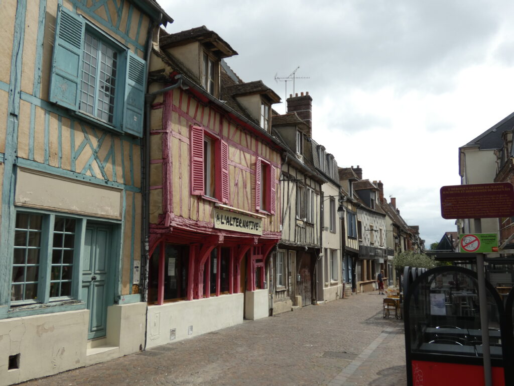 Façades moyenâgeuses de la rue du 27 juin