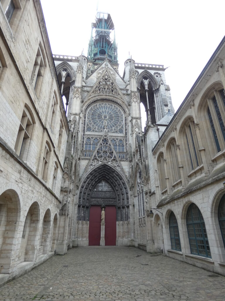 Passage vers une entrée de la cathédrale