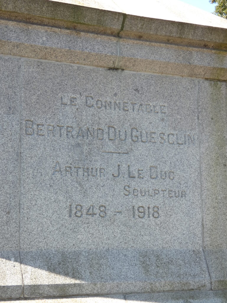 Pierre de base de la statue, inscription gravée:
LE CONNÉTABLE
BERTRAND DU GUESCLIN
ARTHUR J. LE DUC, SCULPTEUR
1848 - 1918