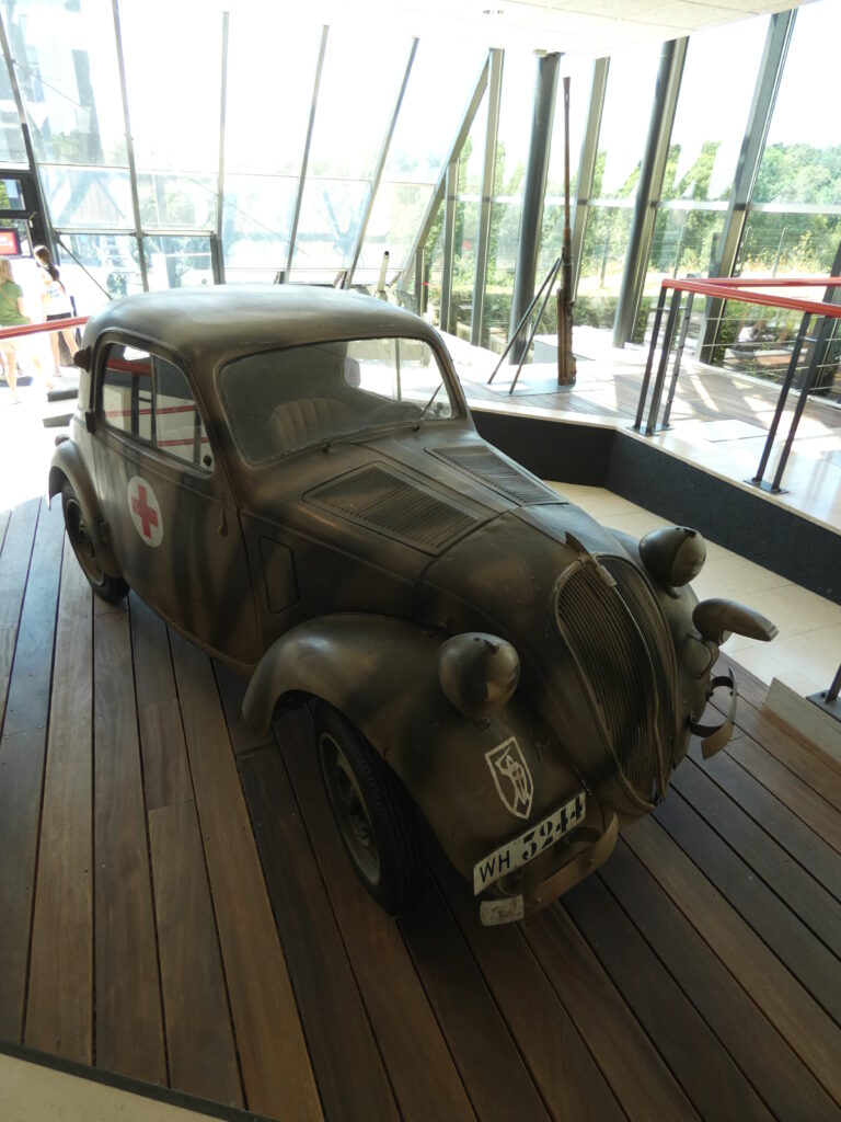 Voiture d'intervention médicale de la 2e guerre mondiale