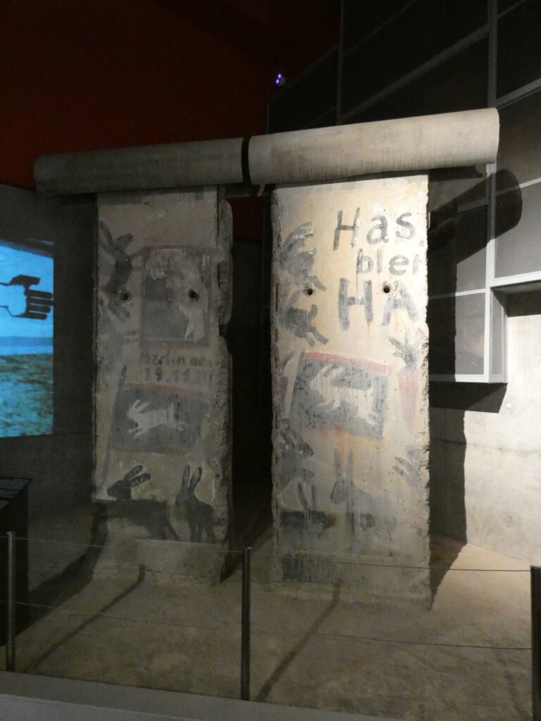 Deux anciens pans du mur de Berlin
